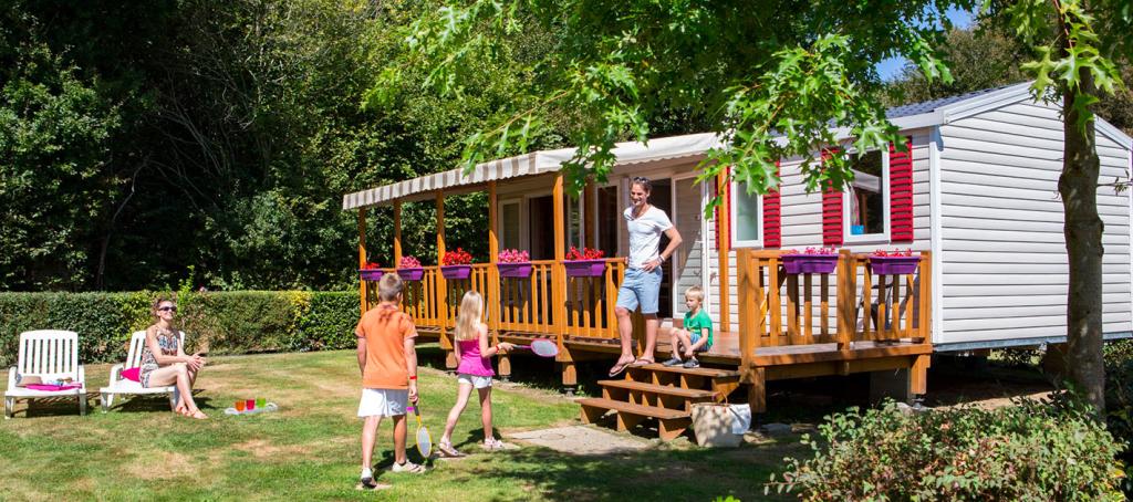 famille devant mobil home domaine de litteau