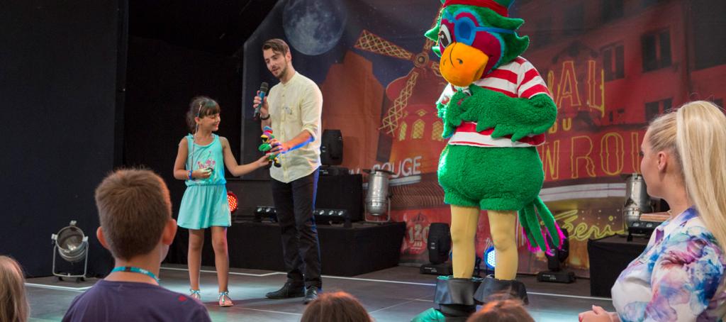 Mascotte sur scène au camping Les Pierres Couchées