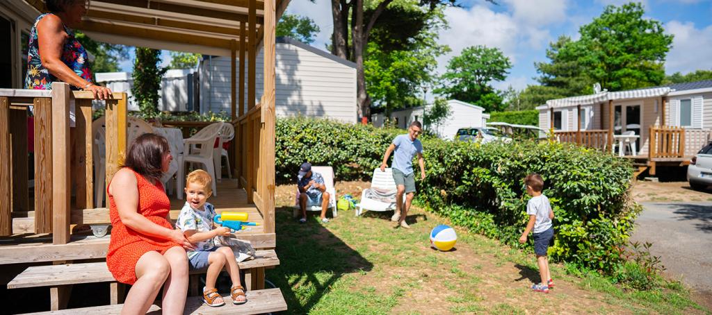 Famille jouant devant son mobil home au Bois Dormant